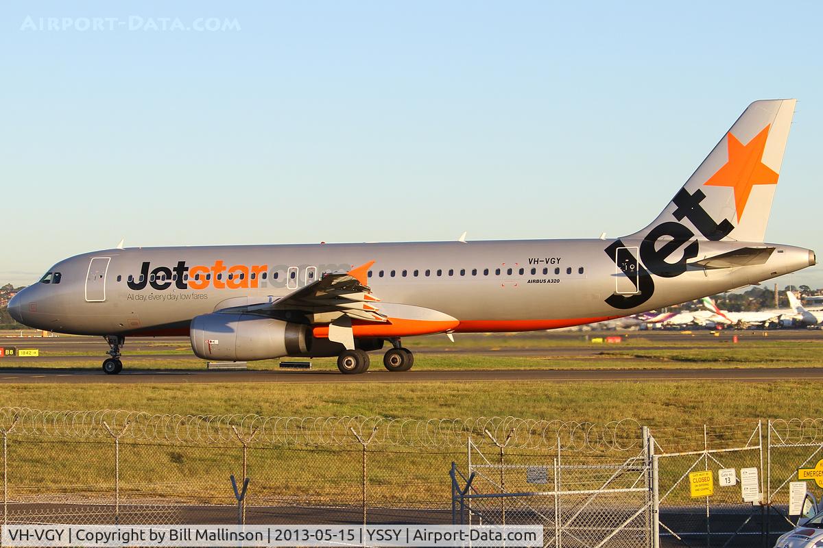 VH-VGY, 2010 Airbus A320-232 C/N 4177, taxi to 34R