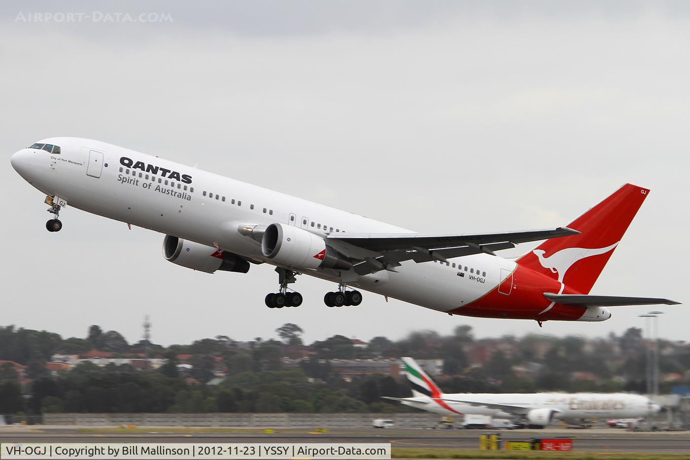 VH-OGJ, 1991 Boeing 767-338/ER C/N 25274, away off 16R