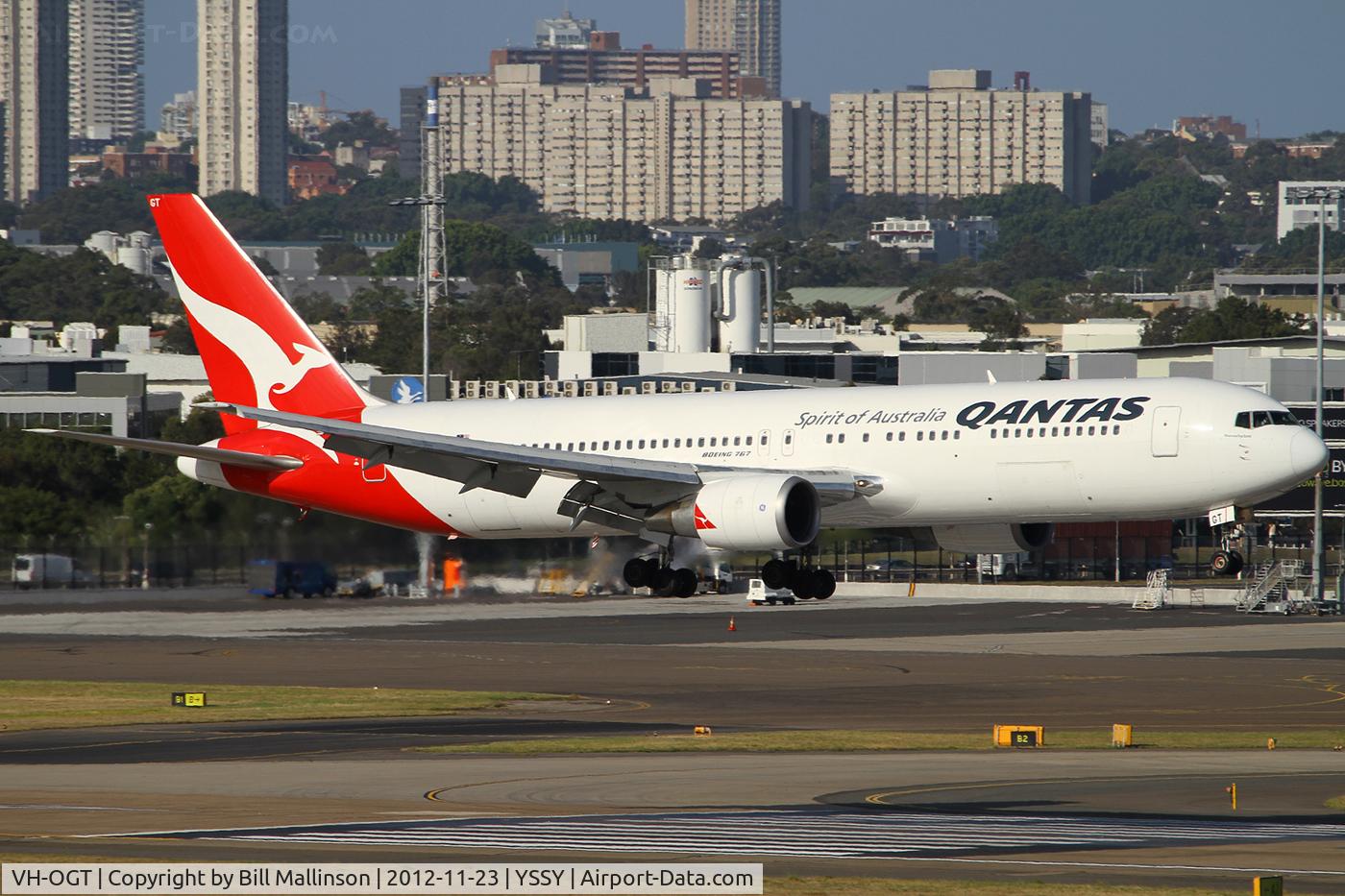 VH-OGT, 1998 Boeing 767-338 C/N 29117, nearly onto 16R