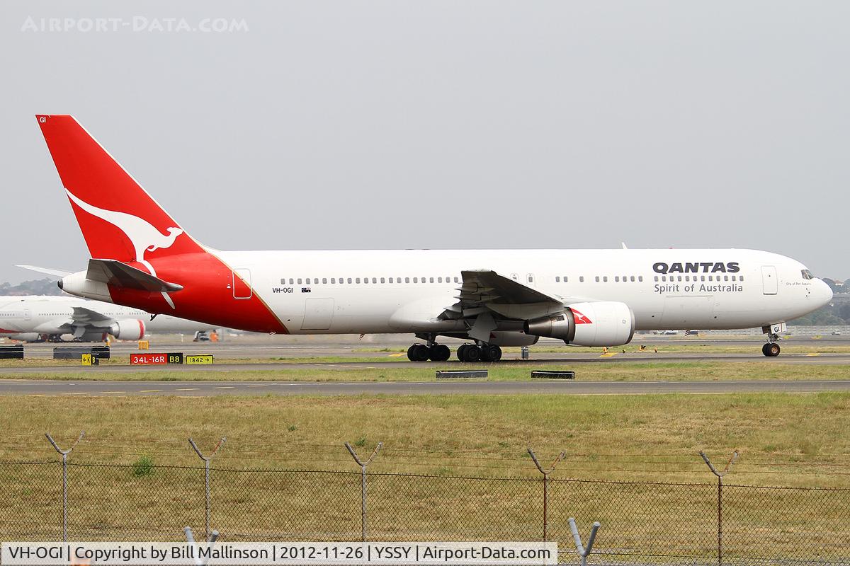 VH-OGI, 1991 Boeing 767-338 C/N 25246, taxi from 34R