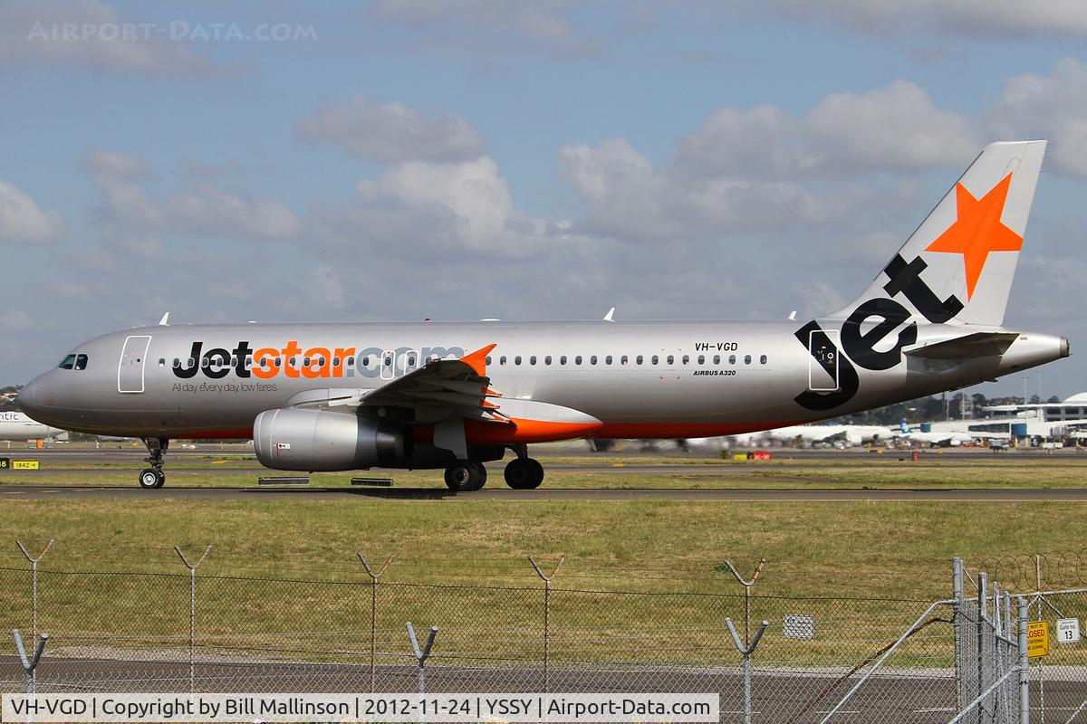 VH-VGD, Airbus A320-232 C/N 4527, taxi to 34R