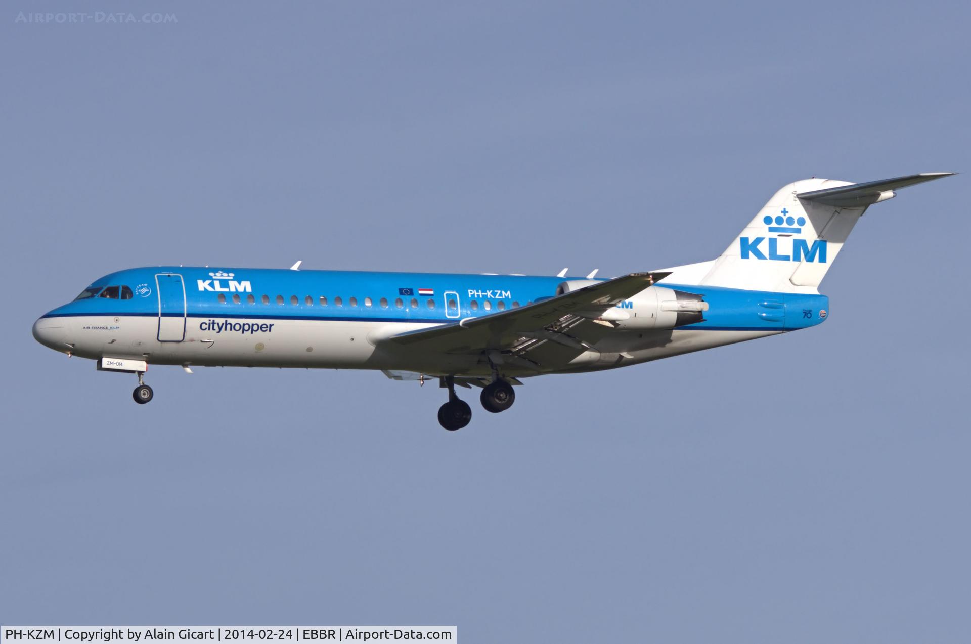 PH-KZM, 1995 Fokker 70 (F-28-0070) C/N 11561, Landing