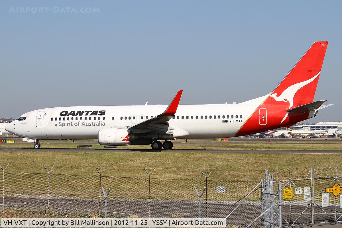 VH-VXT, 2003 Boeing 737-838 C/N 33760, taxiing to 34R
