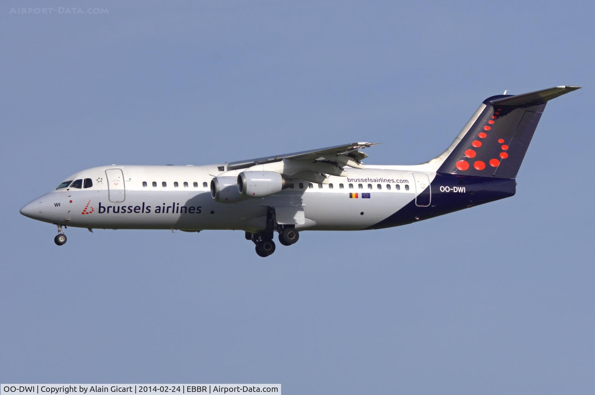 OO-DWI, 1999 British Aerospace Avro 146-RJ100 C/N E3342, Landing