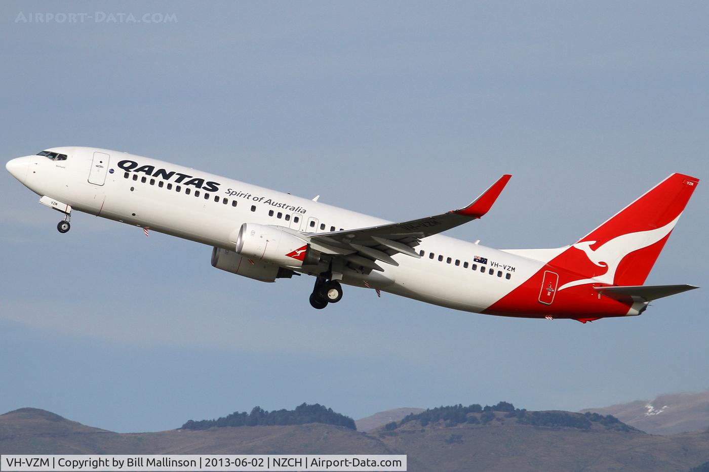 VH-VZM, 2011 Boeing 737-838 C/N 34192, away from 02 as QF46 to SYD