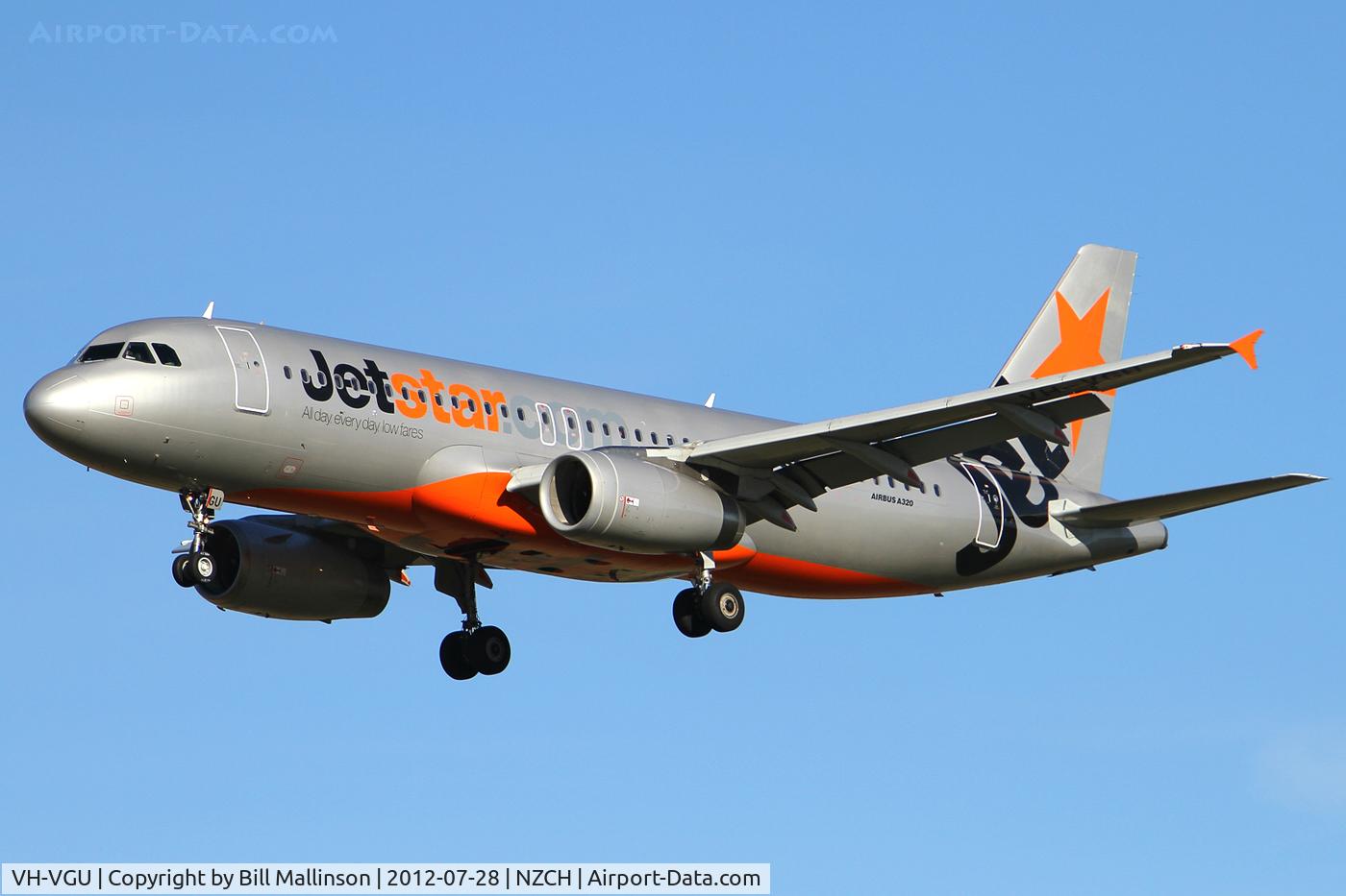 VH-VGU, 2010 Airbus A320-214 C/N 4245, finals to 02