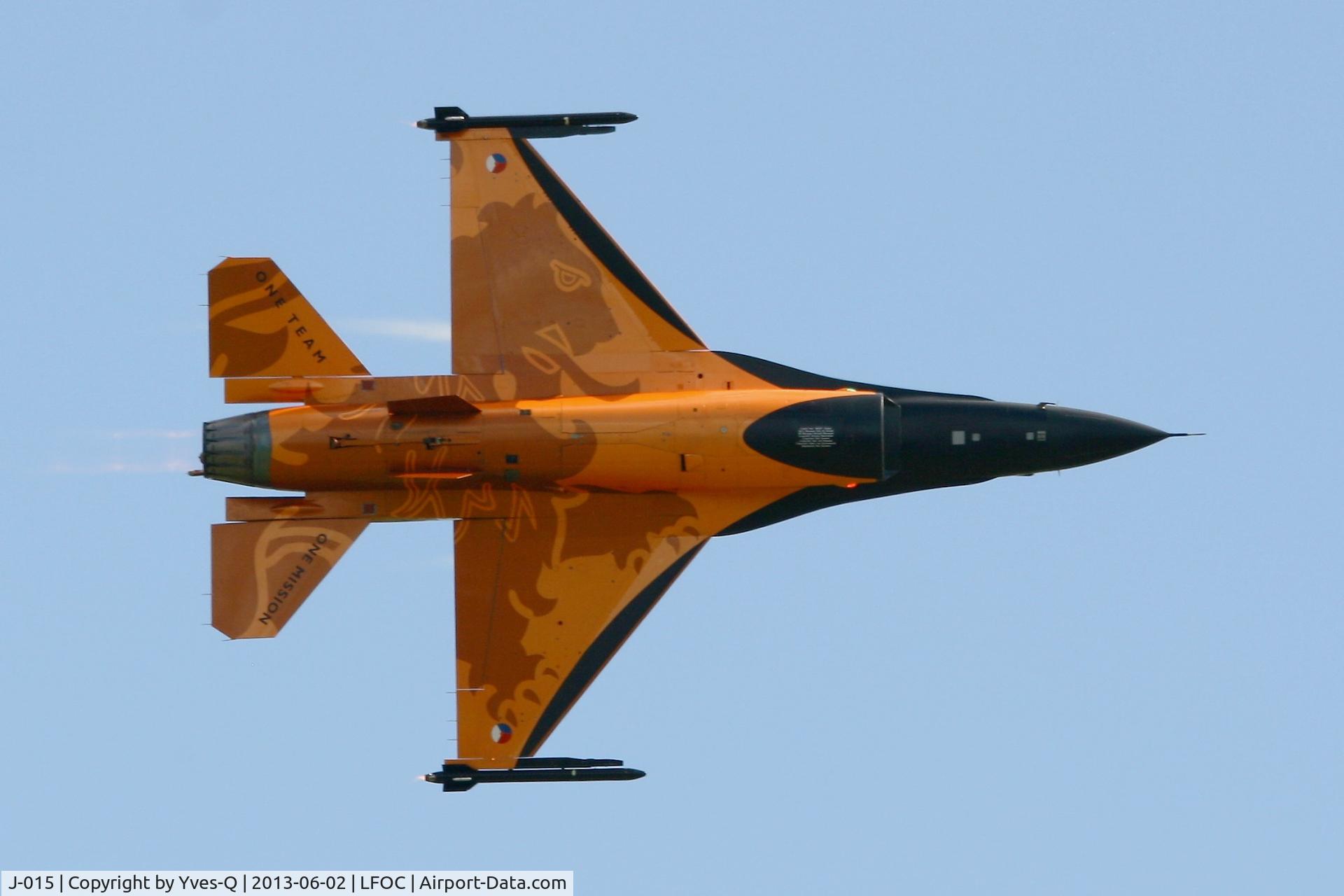 J-015, 1991 Fokker F-16A Fighting Falcon C/N 6D-171, Netherlands Air Force General Dynamics-Fokker F-16AM Fighting Falcon, Solo display, Châteaudun Air Base 279 (LFOC) Open day 2013