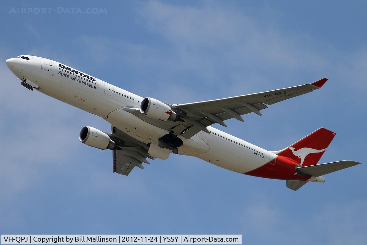 VH-QPJ, 2005 Airbus A330-303 C/N 712, away off 34L