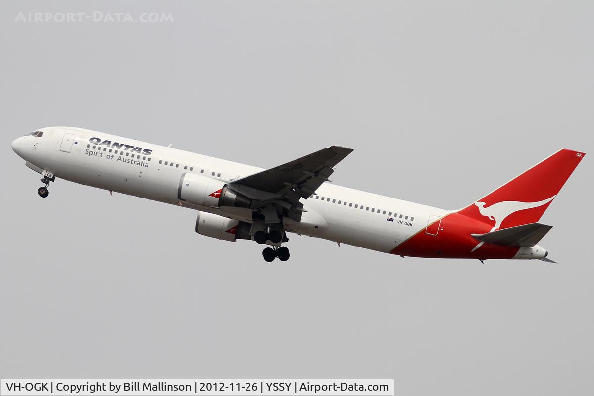 VH-OGK, 1991 Boeing 767-338 C/N 25316, away from 16R