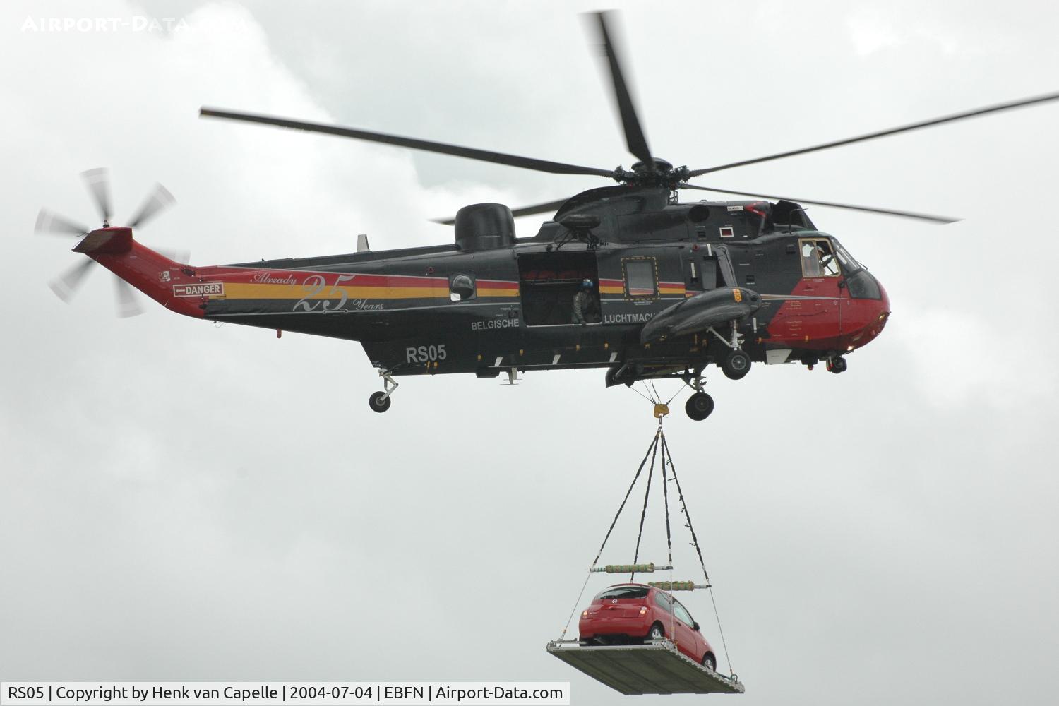 RS05, 1976 Westland Sea King Mk.48 C/N WA835, A Belgische Luchtmacht Sea King shows its muscles at Koksijde Air Base, Belgium, 2004.