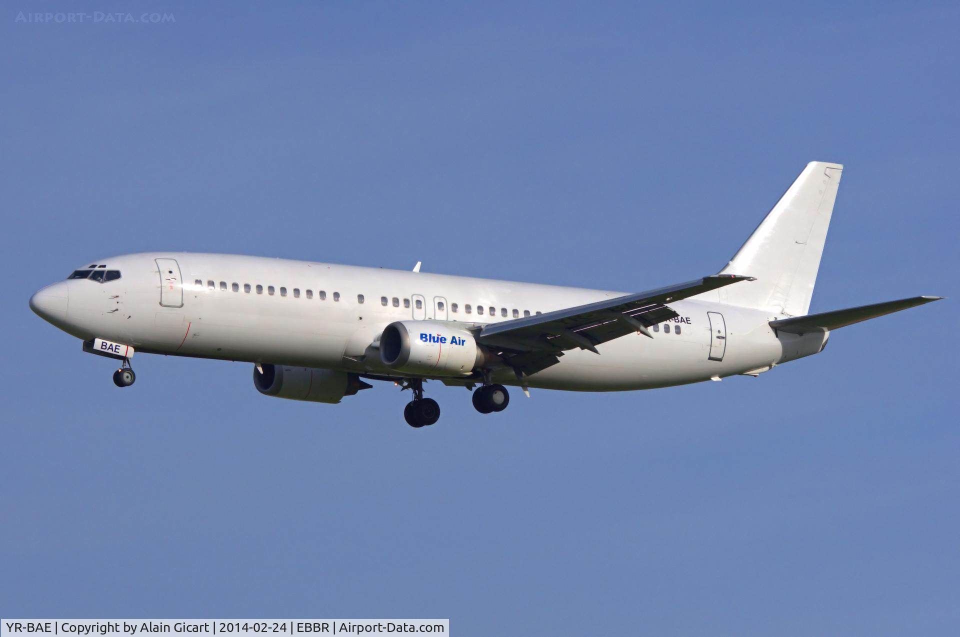 YR-BAE, 1997 Boeing 737-46N C/N 28723, landing