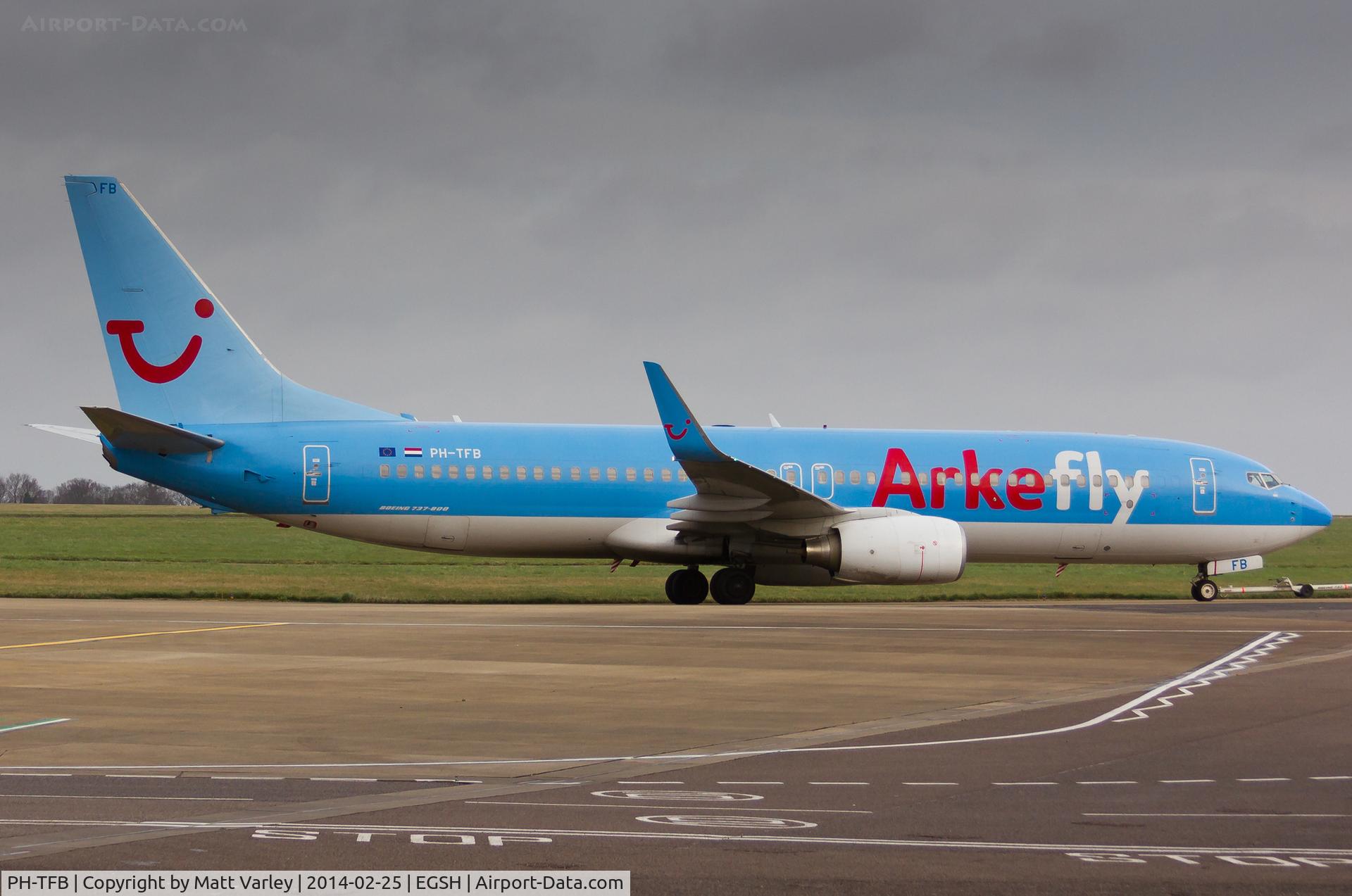 PH-TFB, 2009 Boeing 737-8K5 C/N 35149, Being towed to the Air Livery hangar for spray into the Dreamliner C/S.....