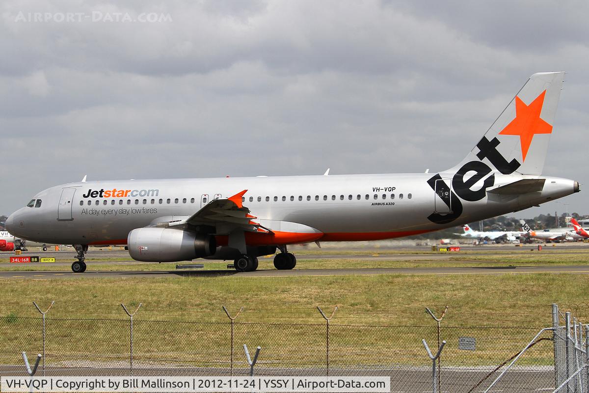 VH-VQP, 2000 Airbus A320-232 C/N 2573, taxiing to 34R