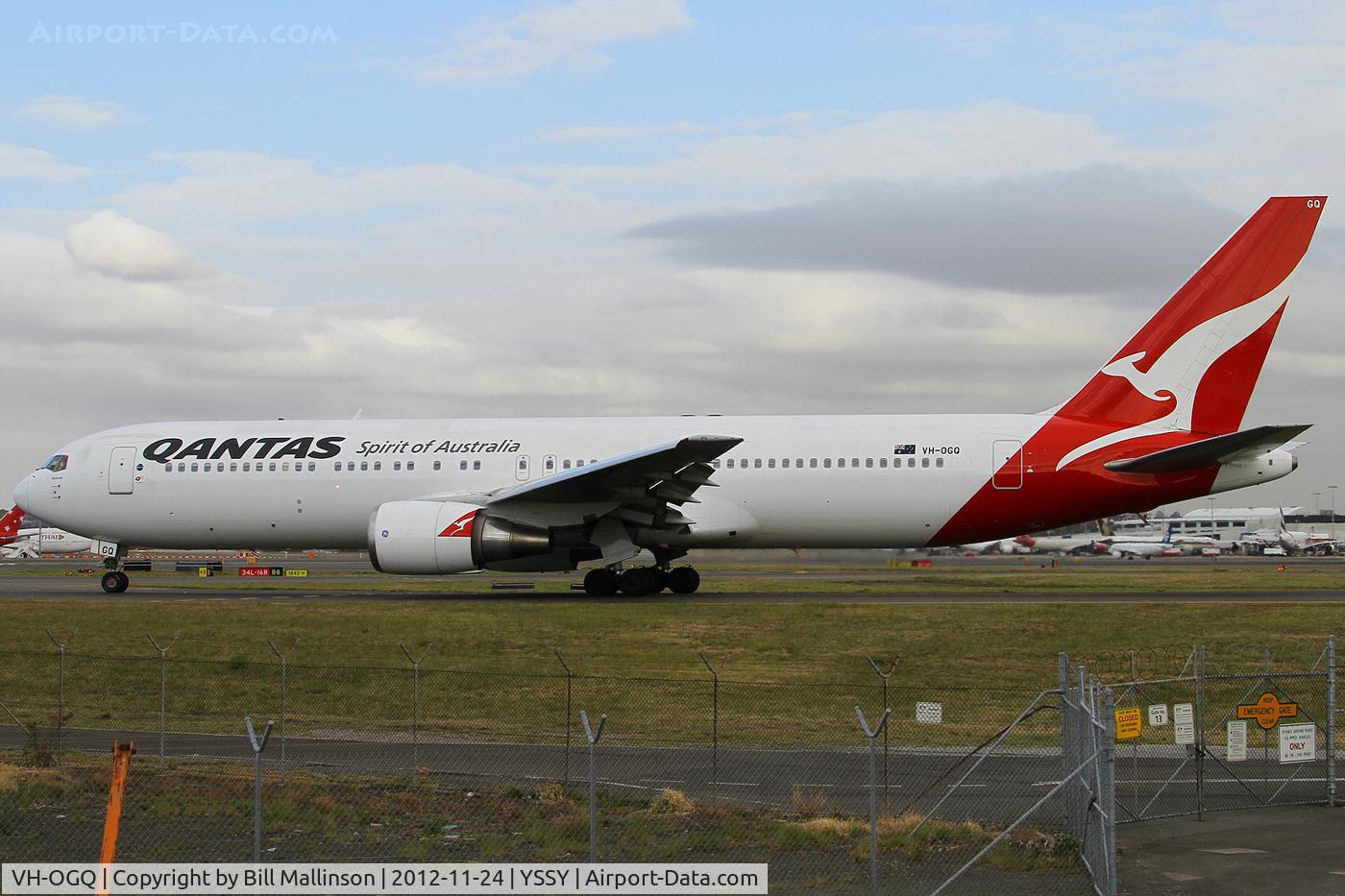 VH-OGQ, 1996 Boeing 767-338 C/N 28154, taxiing to 34R