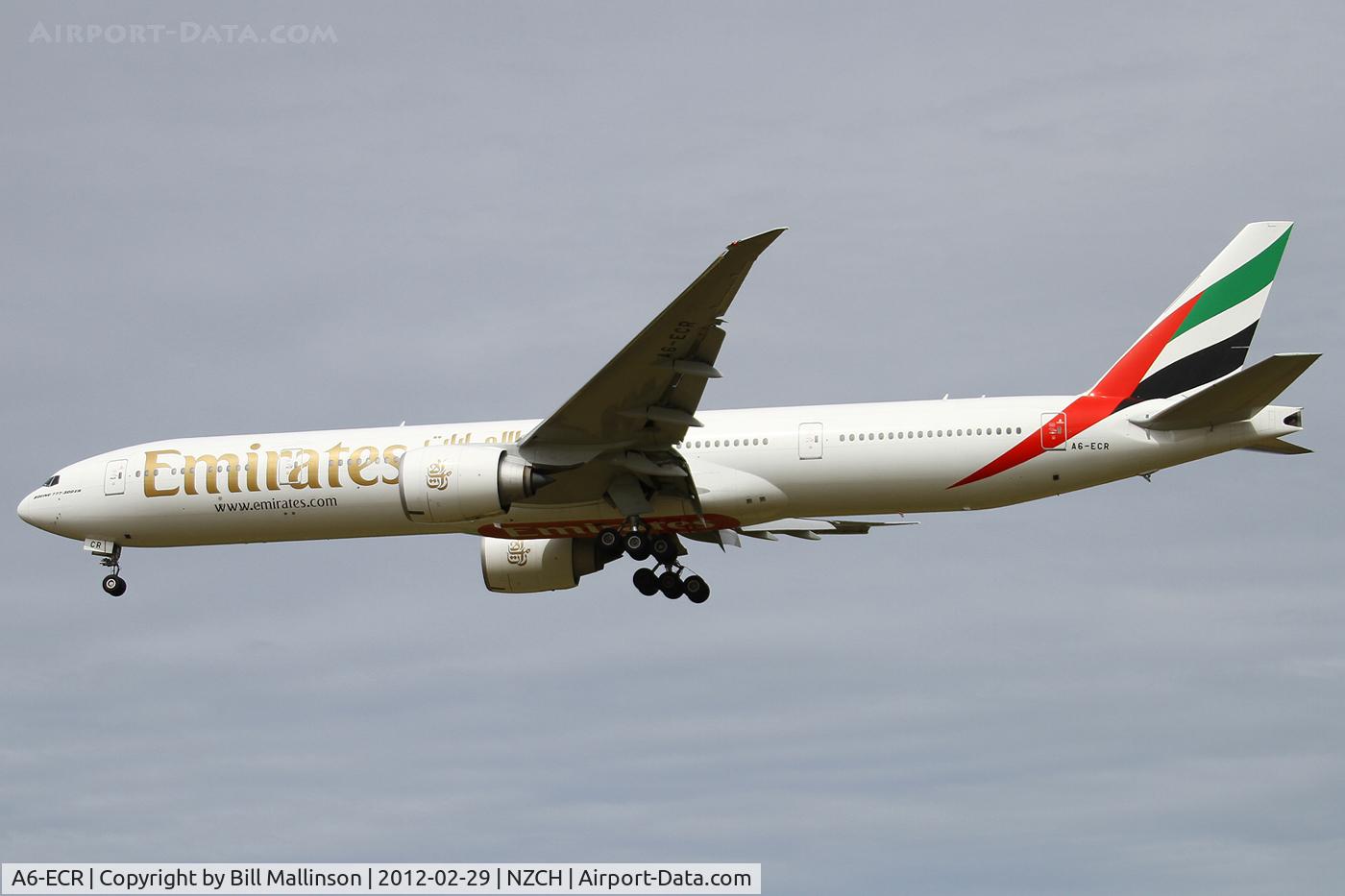 A6-ECR, 2009 Boeing 777-31H/ER C/N 35592, finals to 02