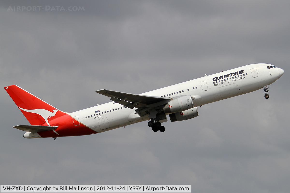 VH-ZXD, 1991 Boeing 767-336 C/N 24342, away to MEL