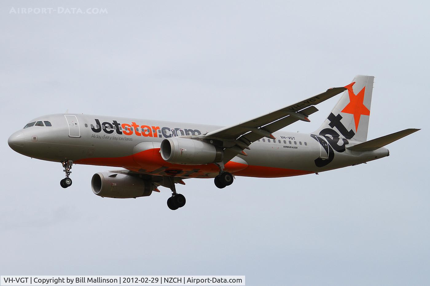 VH-VGT, 2009 Airbus A320-232 C/N 4178, finals to 02