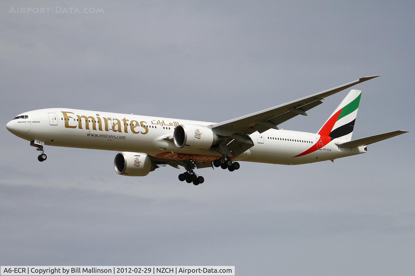 A6-ECR, 2009 Boeing 777-31H/ER C/N 35592, finals to 02