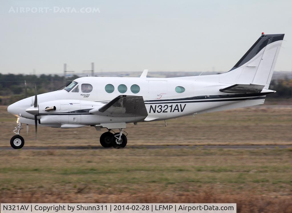 N321AV, 1981 Beech C90 King Air C/N LJ-942, Taking off from rwy 33