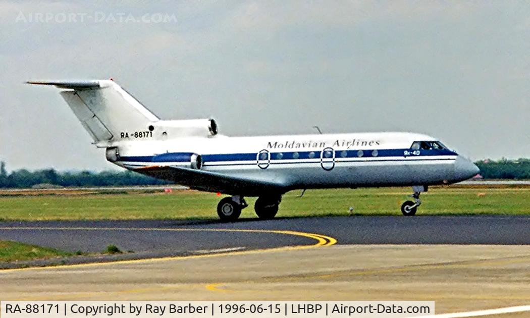 RA-88171, 1976 Yakovlev Yak-40 C/N 9620947, Yakovlev Yak-40 [9620947] (Moldavian Airlines) Budapest-Ferihegy~HA 15/06/1996