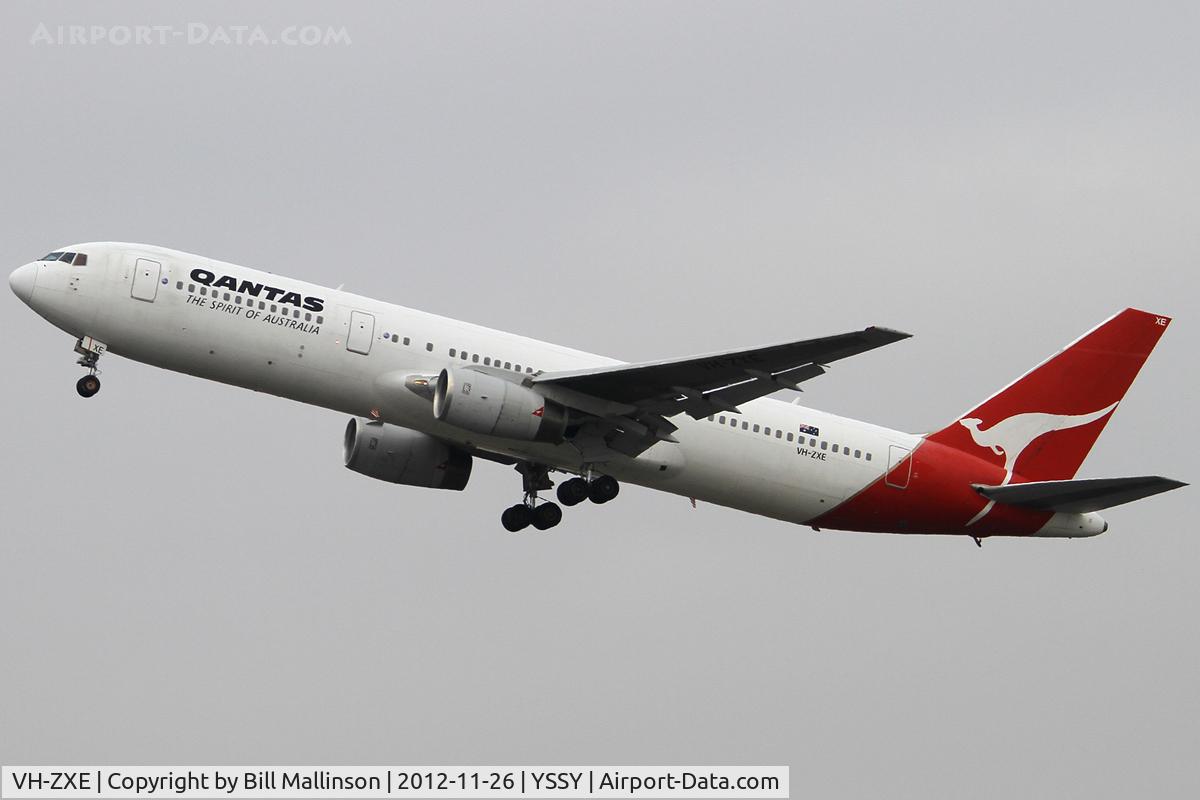 VH-ZXE, 1991 Boeing 767-336 C/N 24343, up n away from 34L