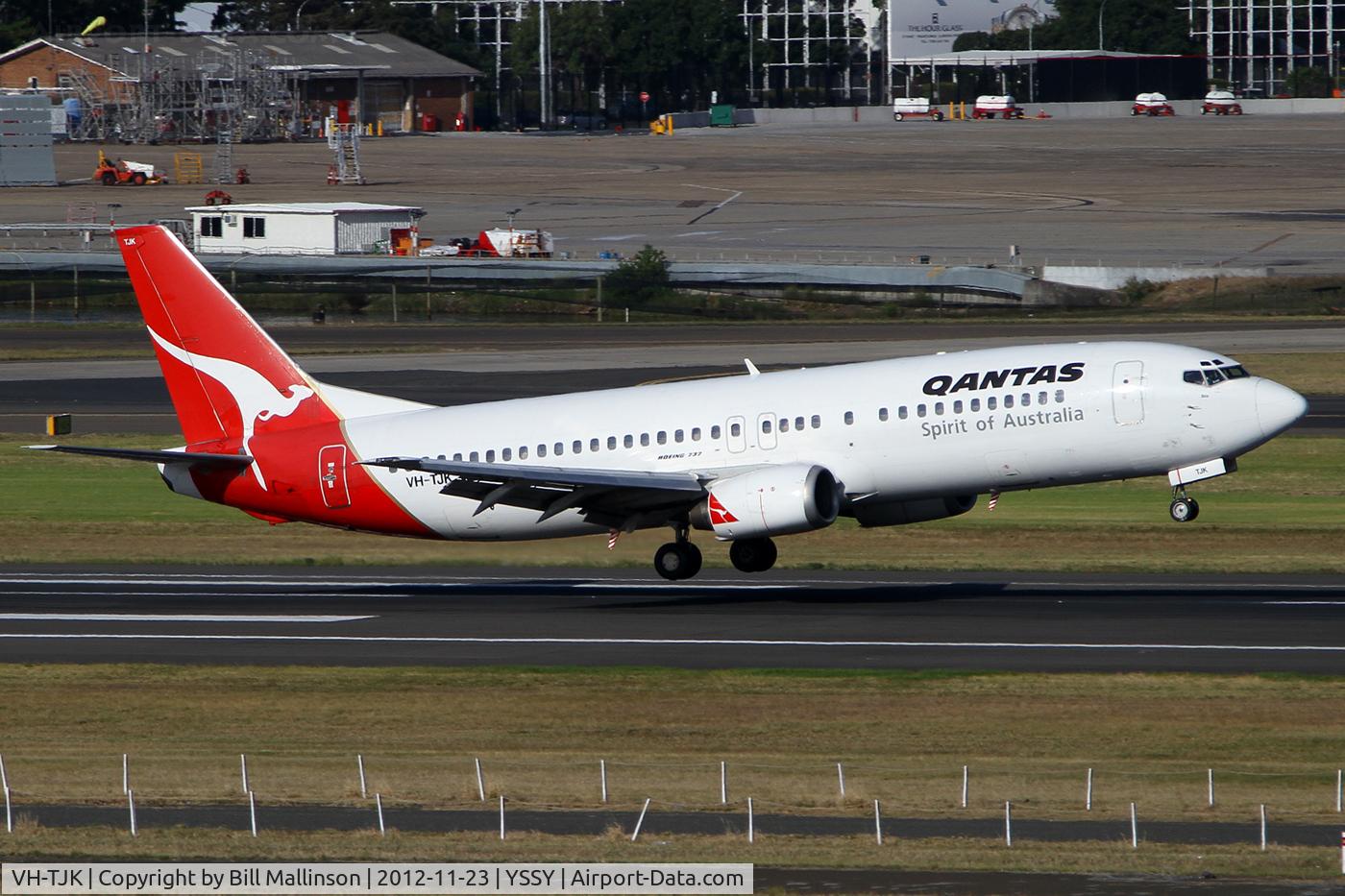 VH-TJK, 1990 Boeing 737-476 C/N 24436, kissing 16R