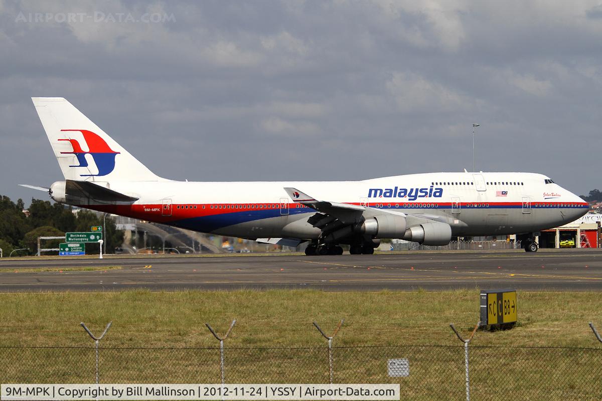 9M-MPK, 1998 Boeing 747-4H6 C/N 28427, taxiing after 34L landing