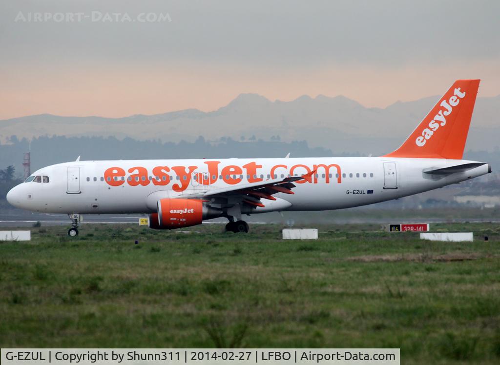 G-EZUL, 2012 Airbus A320-214 C/N 5019, Taxiing to the Terminal...