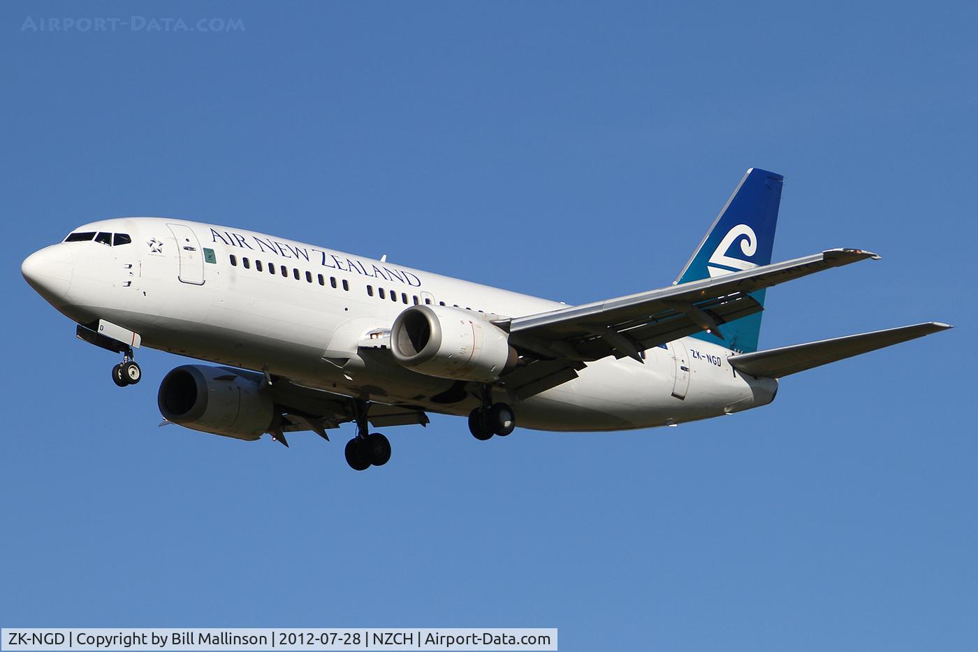 ZK-NGD, 1998 Boeing 737-3U3 C/N 28732, finals to 02