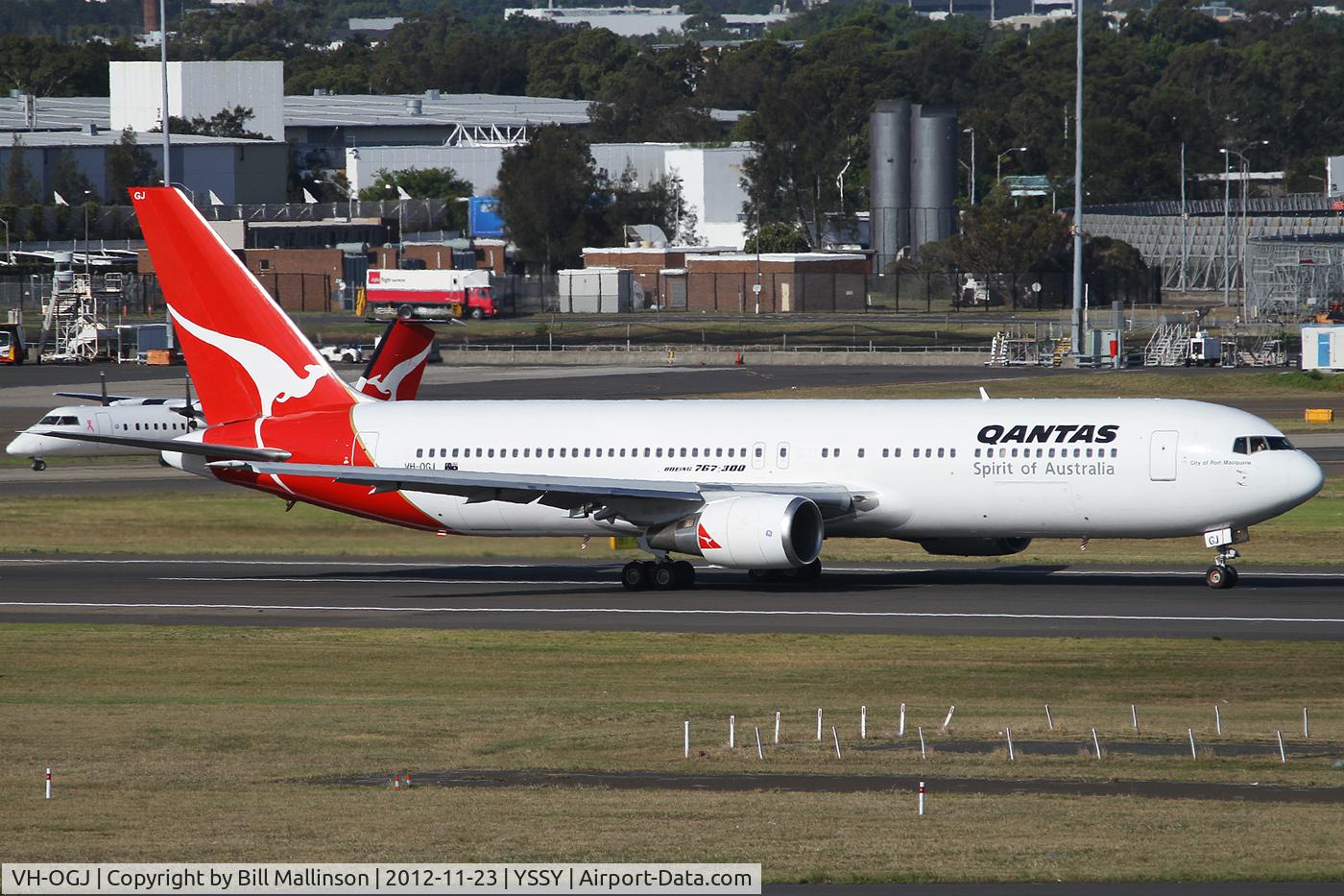 VH-OGJ, 1991 Boeing 767-338/ER C/N 25274, rolling on 16R