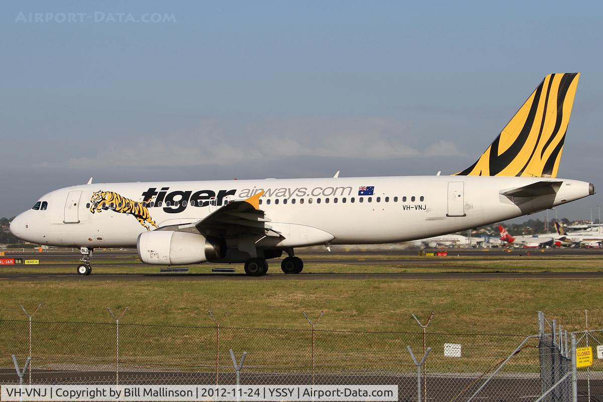 VH-VNJ, 2006 Airbus A320-232 C/N 2982, taxiing to 34R
