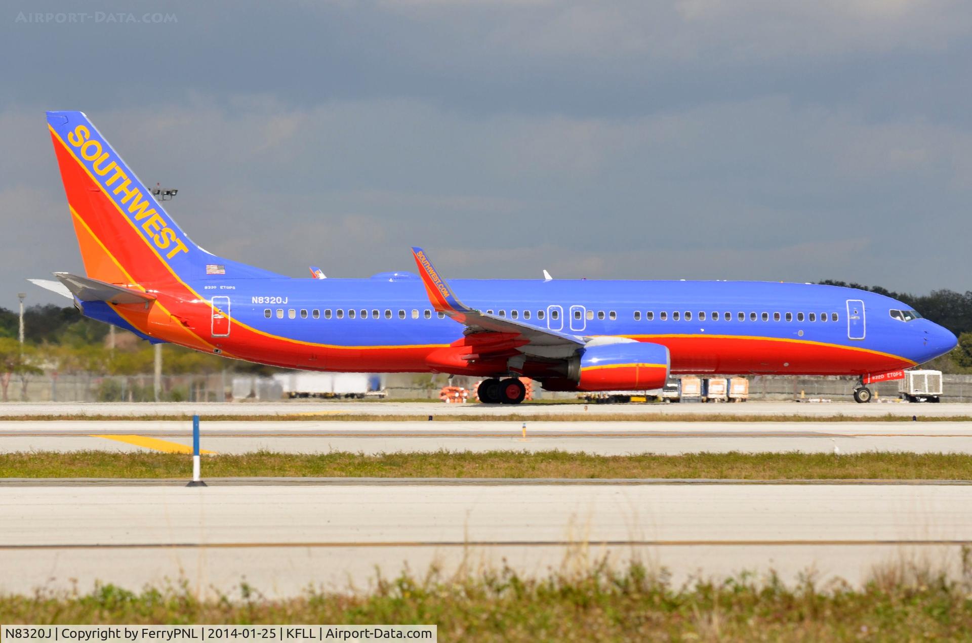 N8320J, 2012 Boeing 737-8H4 C/N 36686, Southwest B738 lining/up.