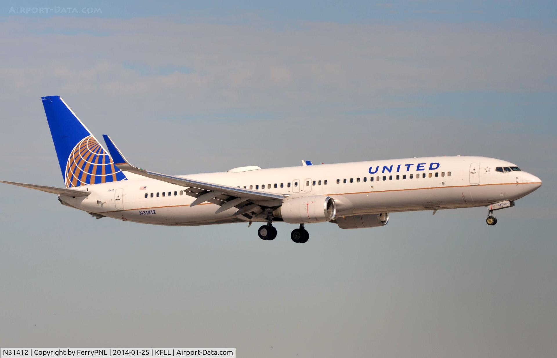 N31412, 2002 Boeing 737-924 C/N 30129, United B739 landing