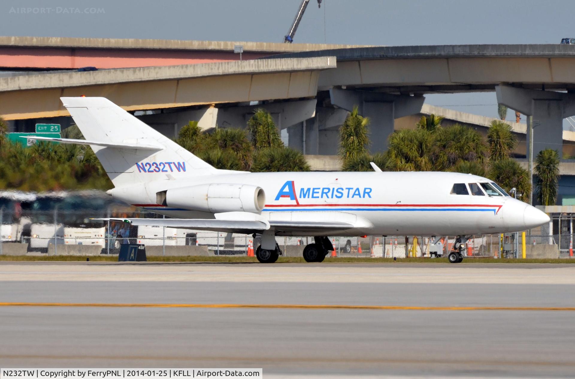 N232TW, 1966 Dassault Falcon 20C C/N 32, Ameristar DA20 freighter taking-off