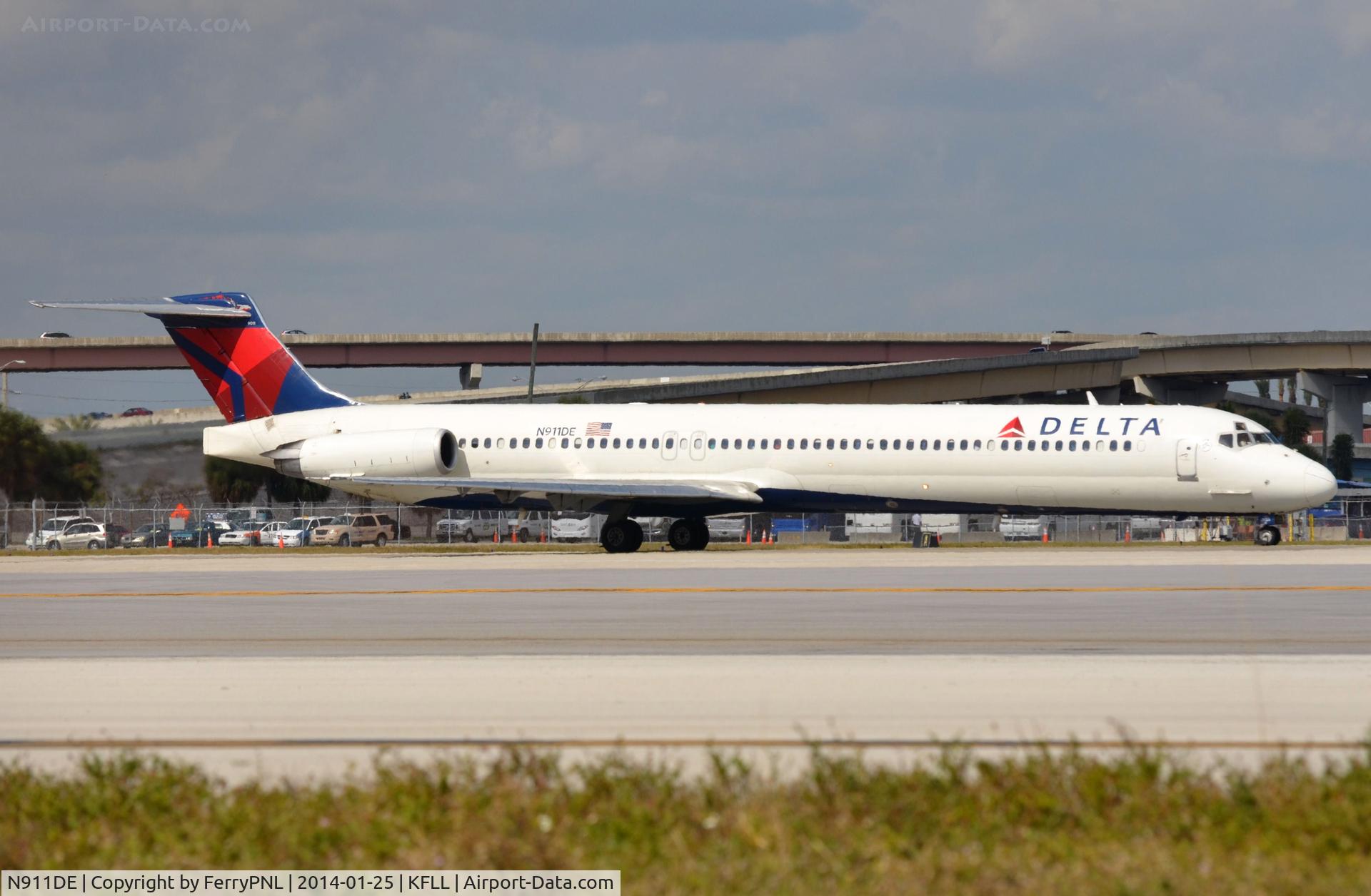 N911DE, 1992 McDonnell Douglas MD-88 C/N 49967, Delta MD88 lining-up