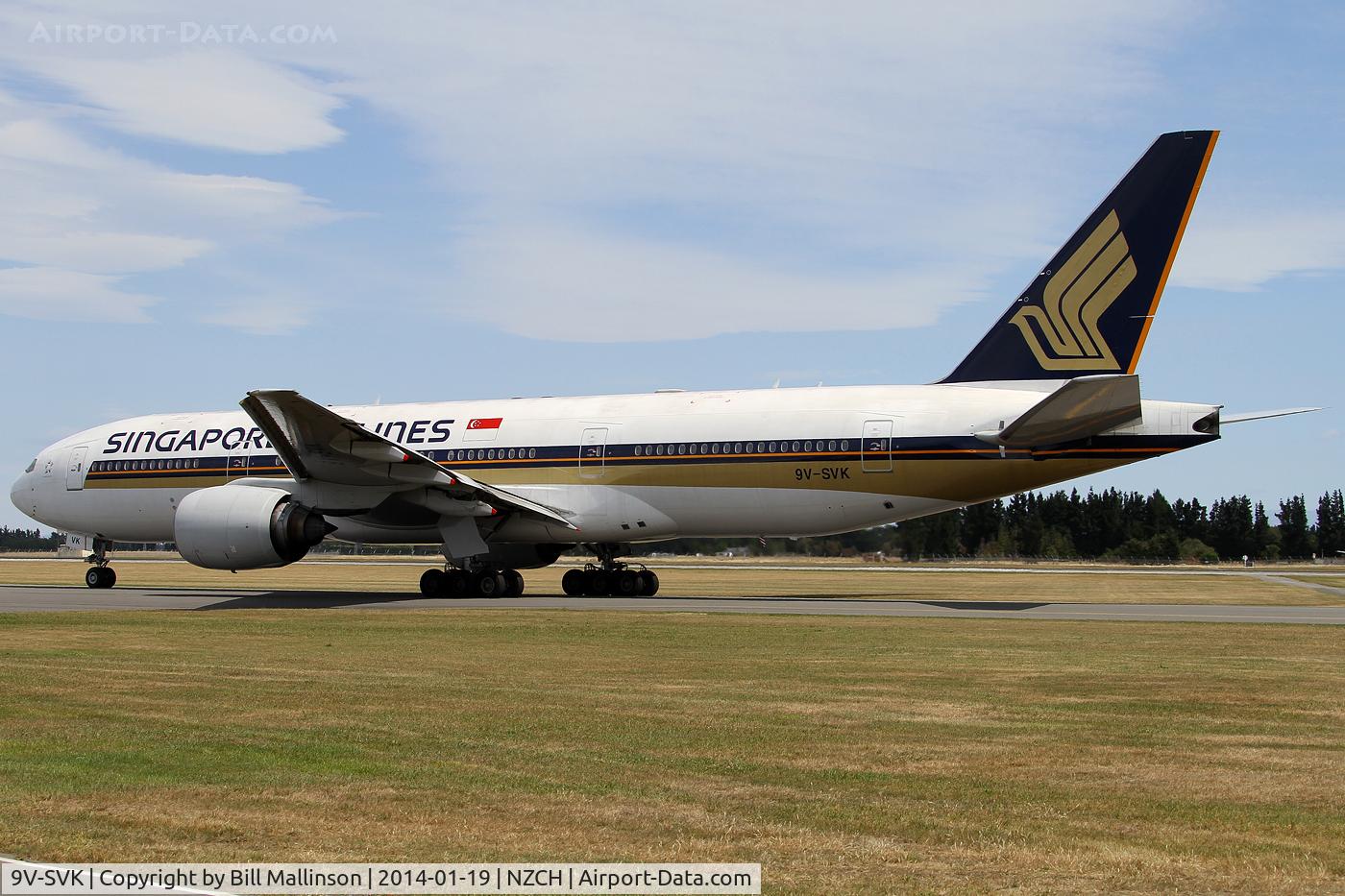 9V-SVK, 2002 Boeing 777-212/ER C/N 28520, taxiing to 02 as SQ298