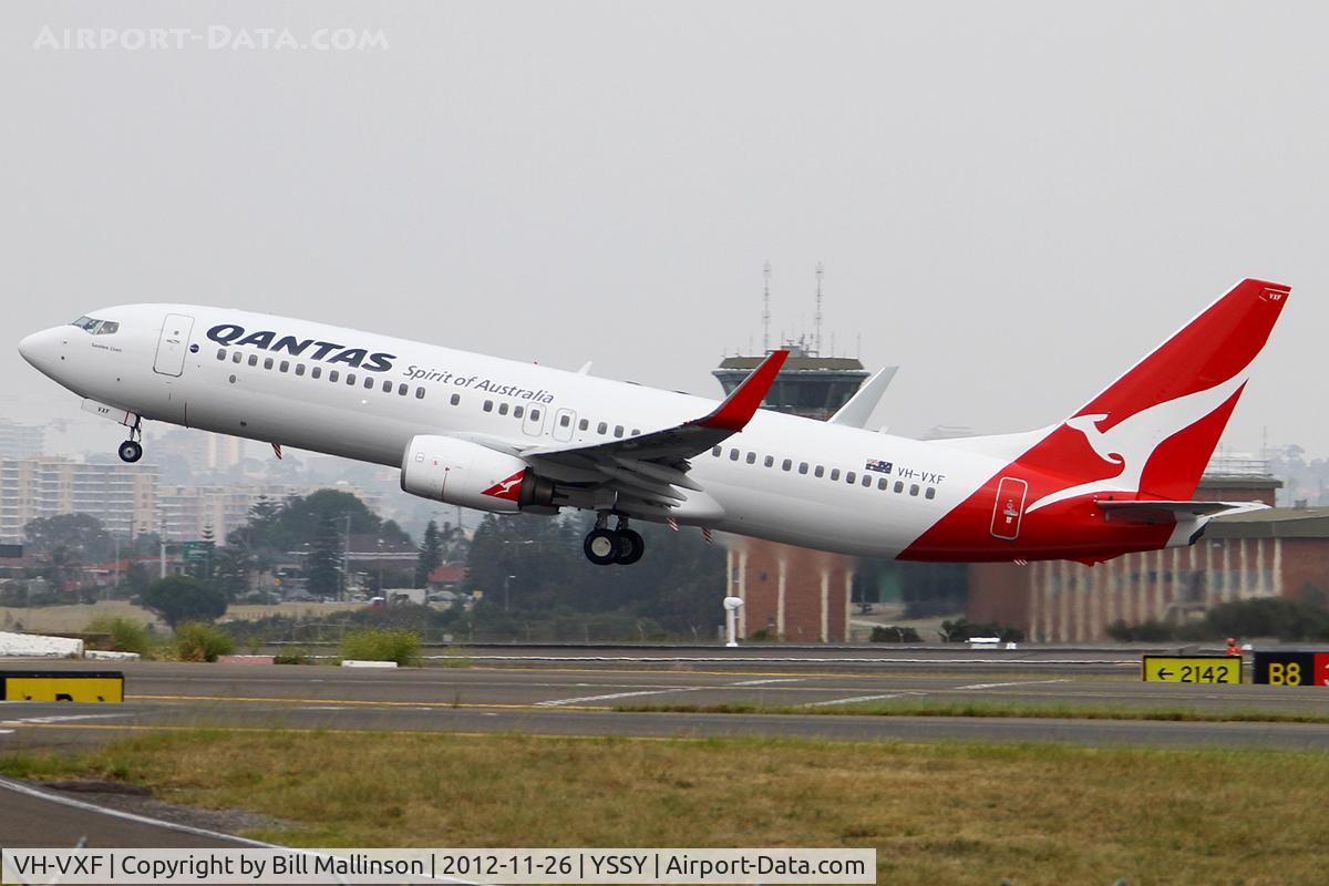 VH-VXF, 2001 Boeing 737-838 C/N 29553, away from 16R