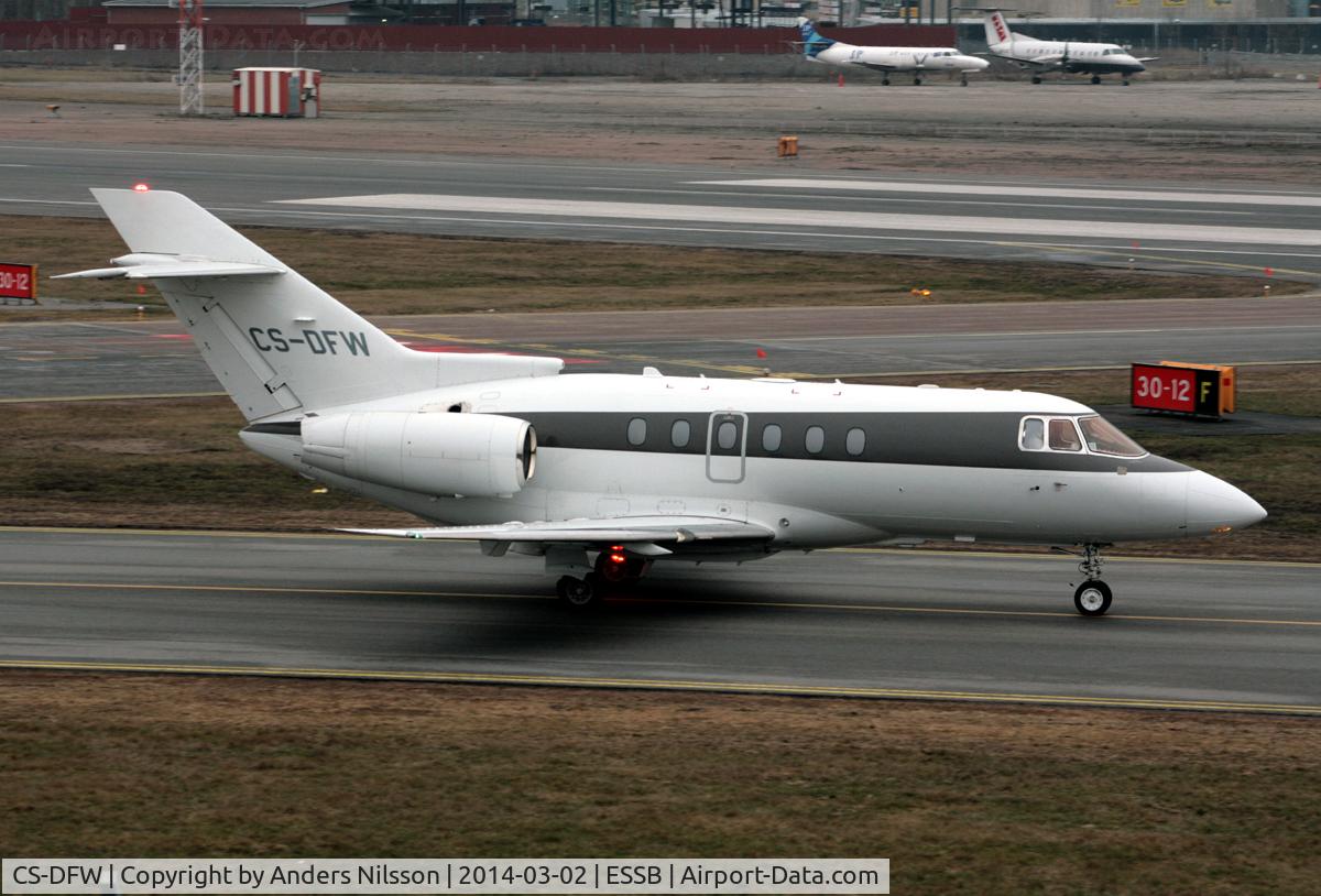 CS-DFW, 2004 Raytheon Hawker 800XP C/N 258664, Taxiing to runway 12.