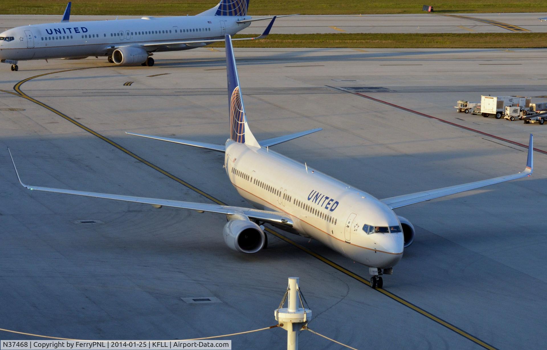 N37468, 2013 Boeing 737-924/ER C/N 32836, United B739 taxying to its assinged gate.