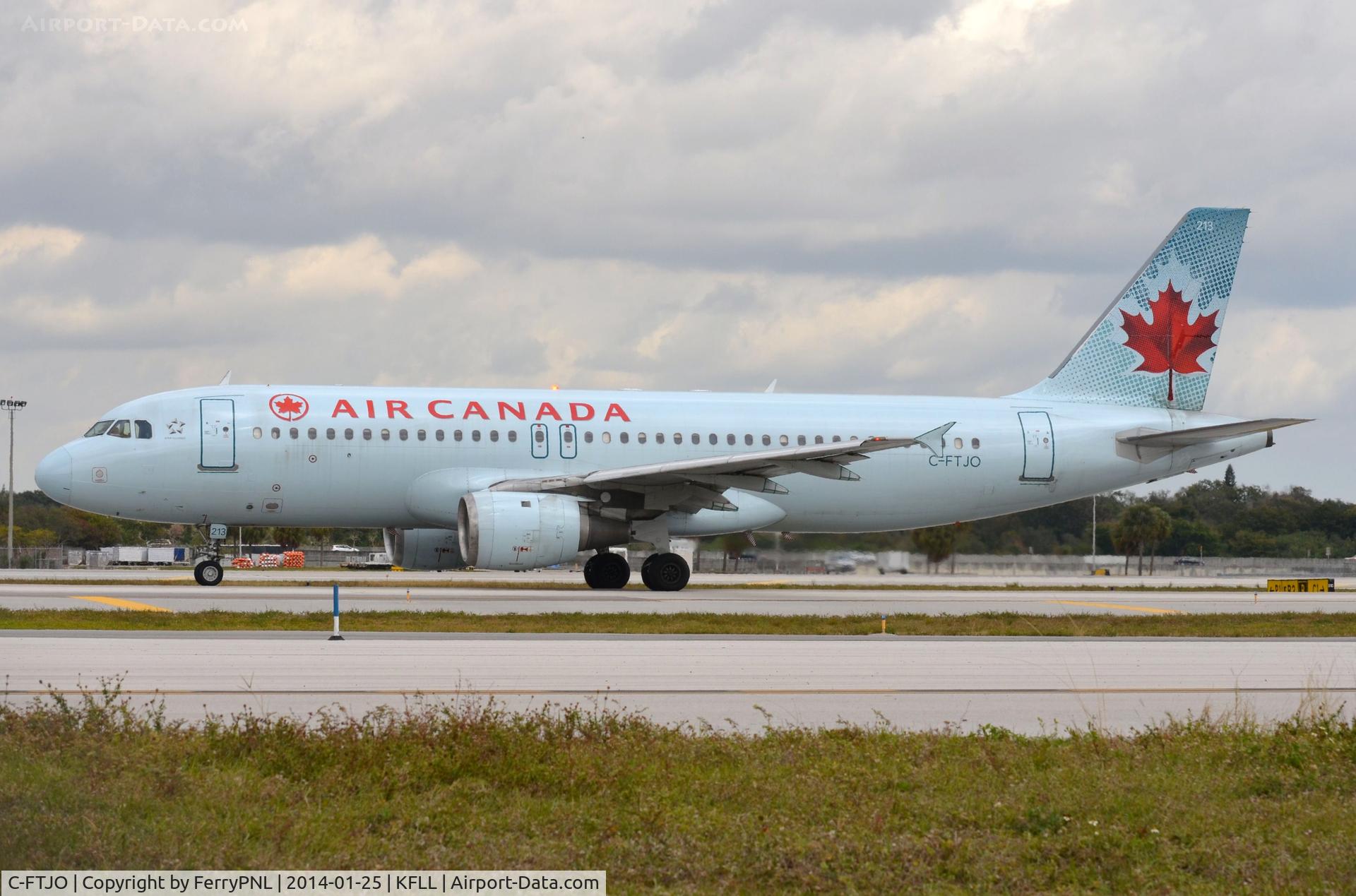 C-FTJO, 1991 Airbus A320-211 C/N 183, AC A320 about to depart