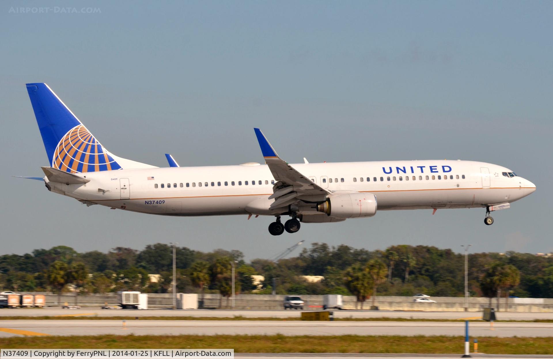 N37409, 2001 Boeing 737-924 C/N 30126, United B739 landing