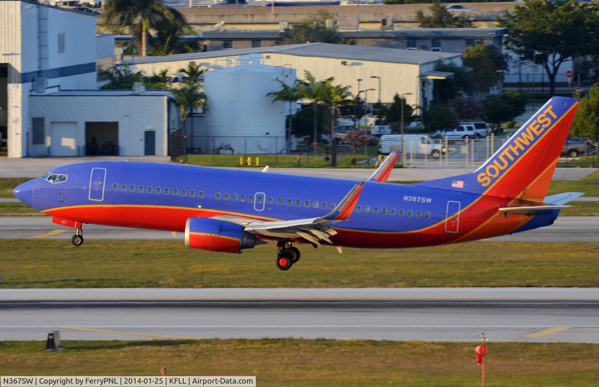 N367SW, 1993 Boeing 737-3H4 C/N 26578, WN B733 landing