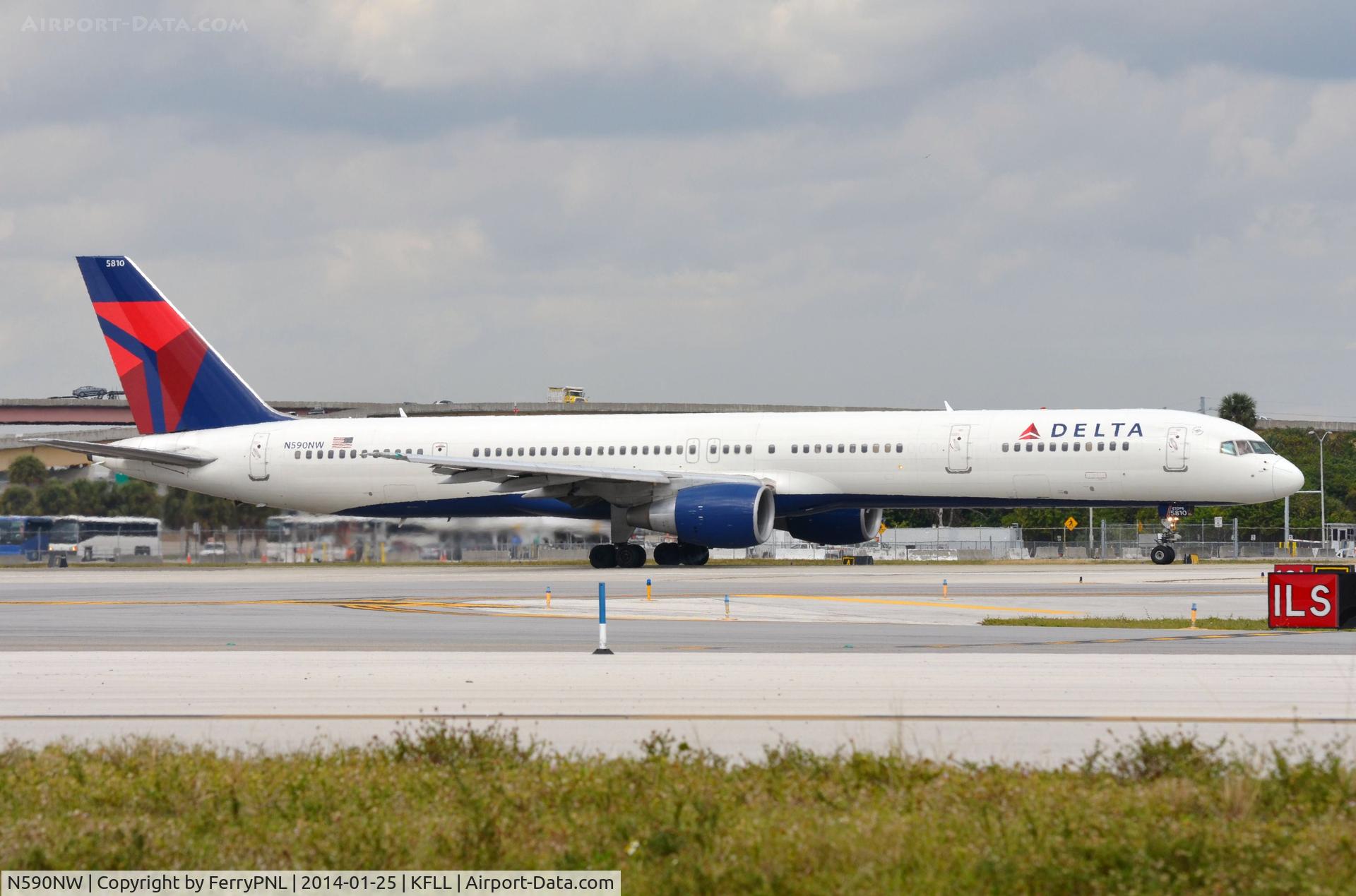 N590NW, 2003 Boeing 757-351 C/N 32990, Delta B753 Lining-up