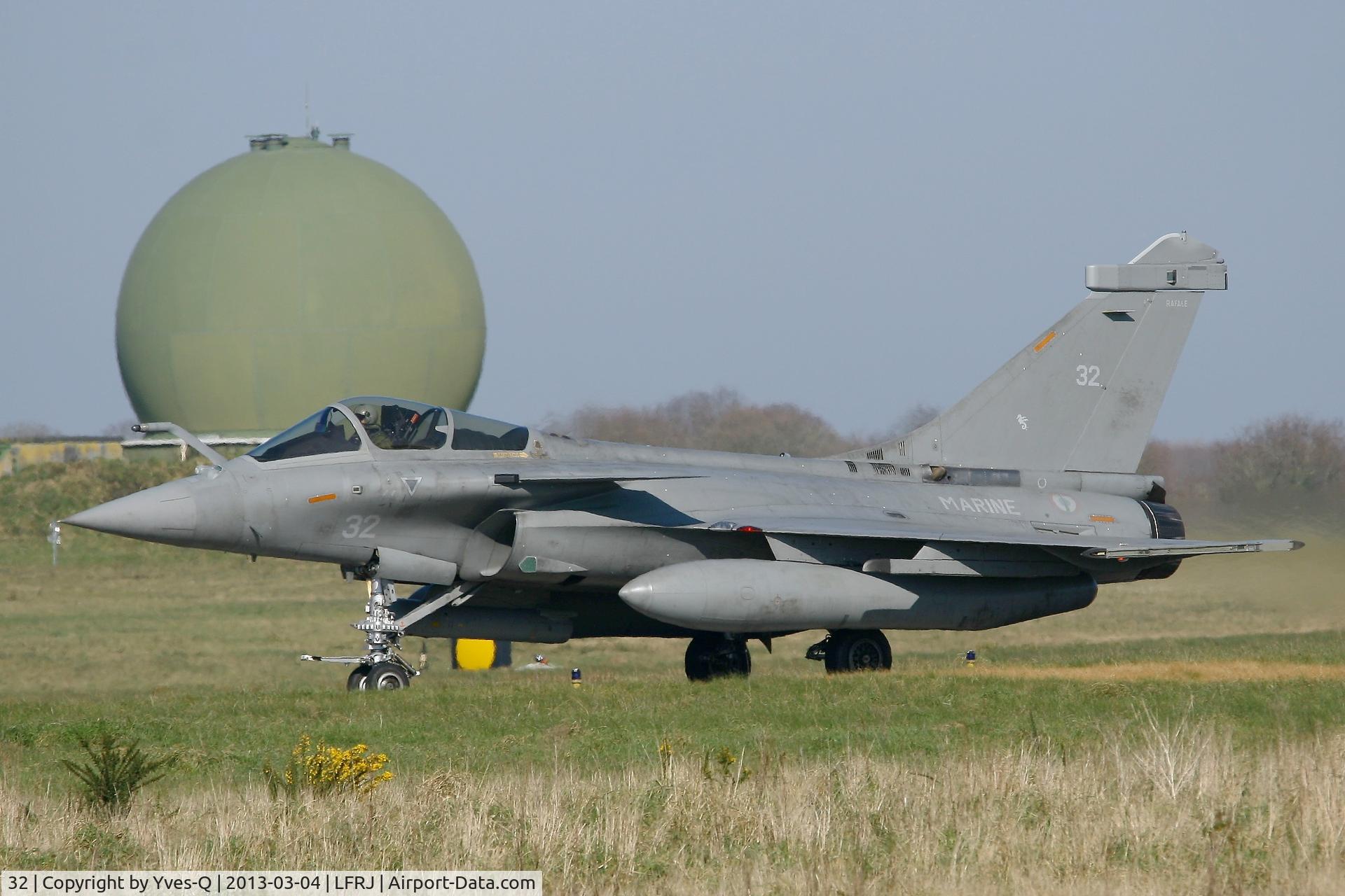 32, Dassault Rafale M C/N 32, French Naval Aviation Dassault Rafale M, Taxiing to holding point Rwy 08, Landivisiau Naval Air Base (LFRJ)
