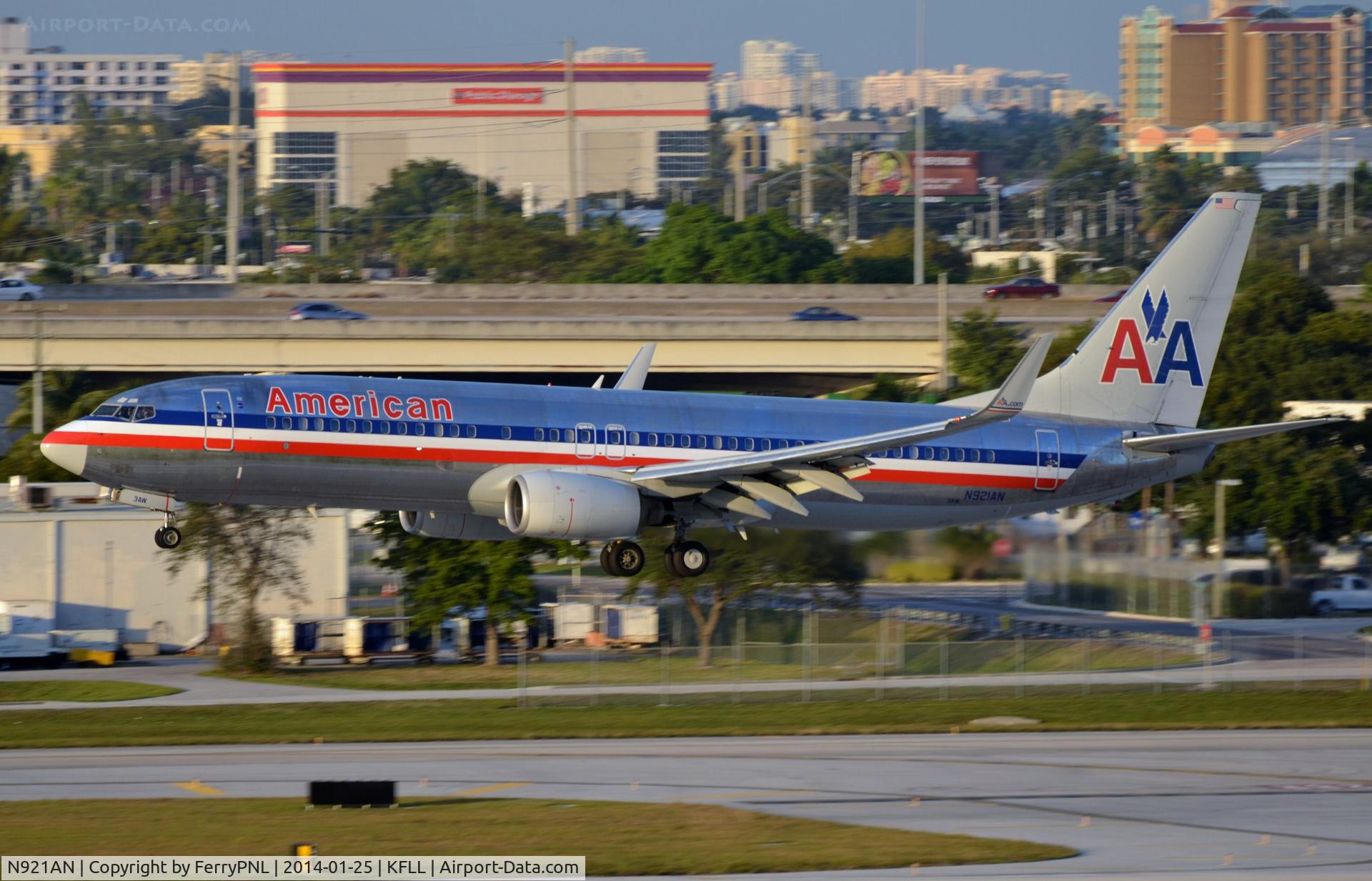 N921AN, 1999 Boeing 737-823 C/N 29522, American B738 landing