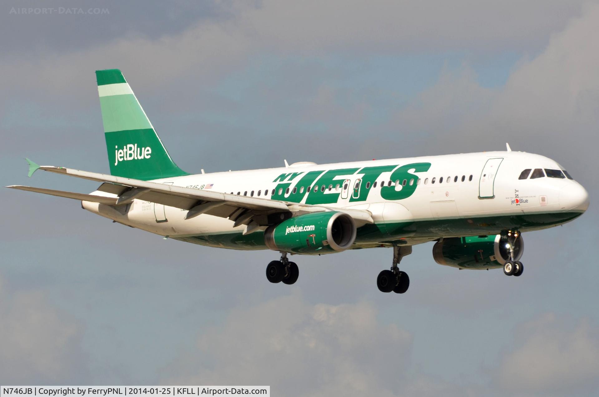 N746JB, 2008 Airbus A320-232 C/N 3622, The green JetBlue A320 landing