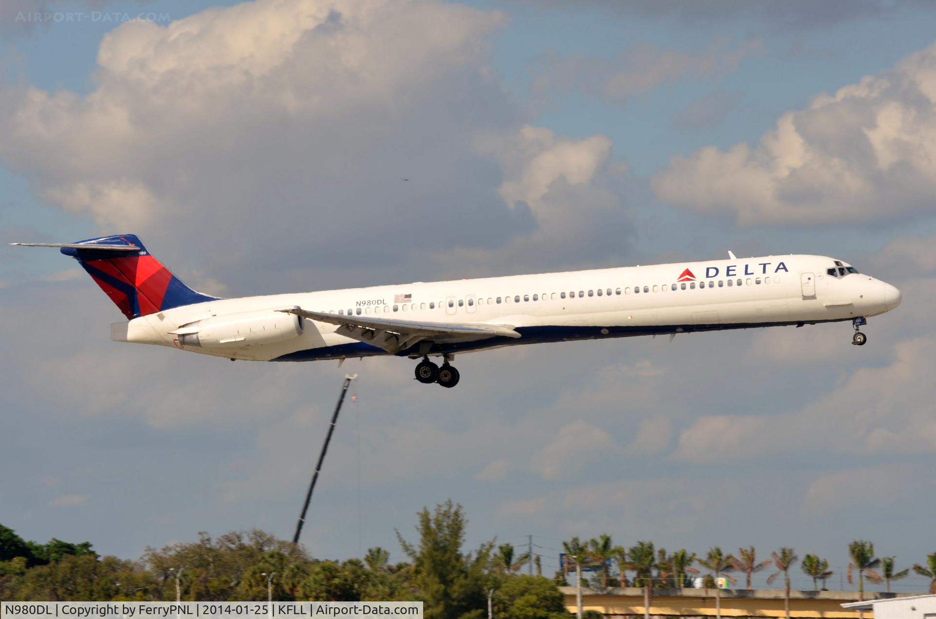 N980DL, 1991 McDonnell Douglas MD-88 C/N 53267, Delta MD88 landing