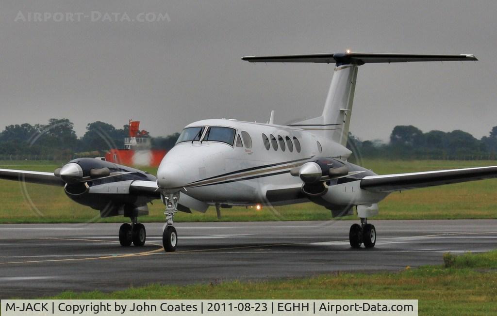 M-JACK, 2009 Hawker Beechcraft B200GT King Air C/N BY-94, Arriving Signatures