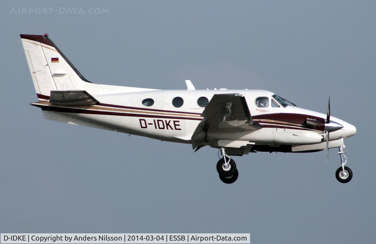 D-IDKE, 2008 Hawker Beechcraft C90GTI King Air King Air C/N LJ-1865, On final approach for runway 12.