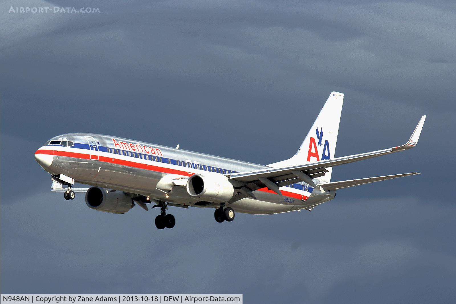 N948AN, 2000 Boeing 737-823 C/N 30086, Landing at DFW Airport